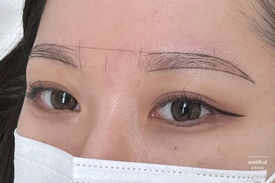 거울 보며 잡은 눈썹 디자인 라인