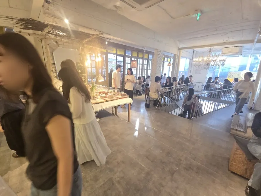 신논현역 썸띵어바웃커피 매장 외관과 입구