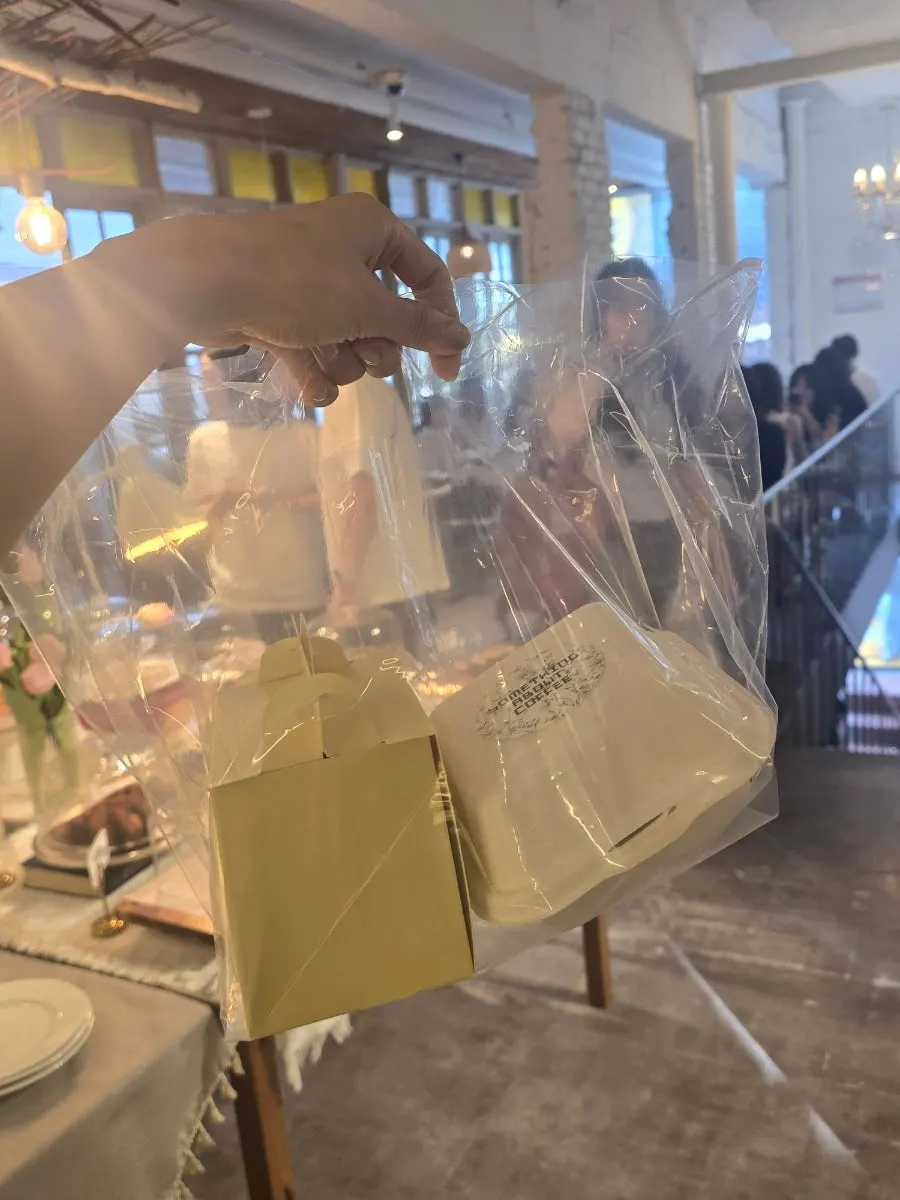 선선한 날 테라스에서 본 카페 풍경