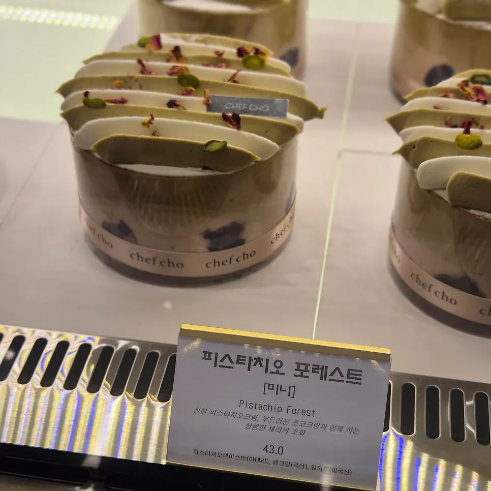 과일 토핑 케이크 쇼케이스
