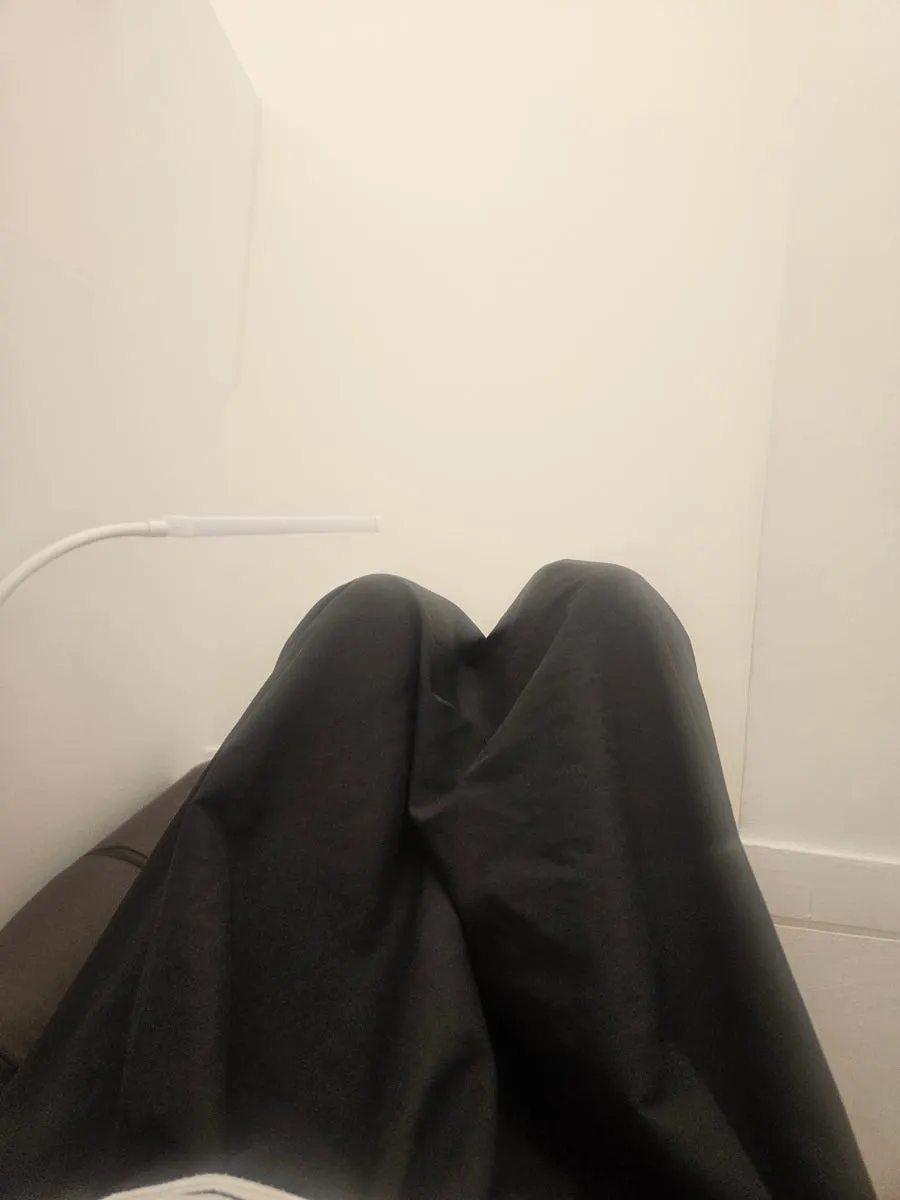 왁싱 베드에 누워 브이 하는 모습