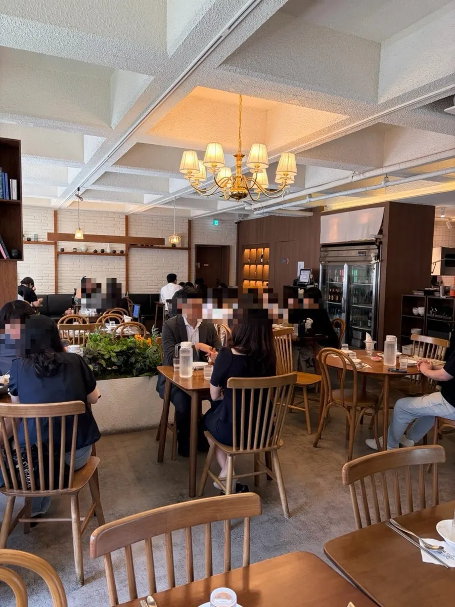 Gambar menegak interior kedai