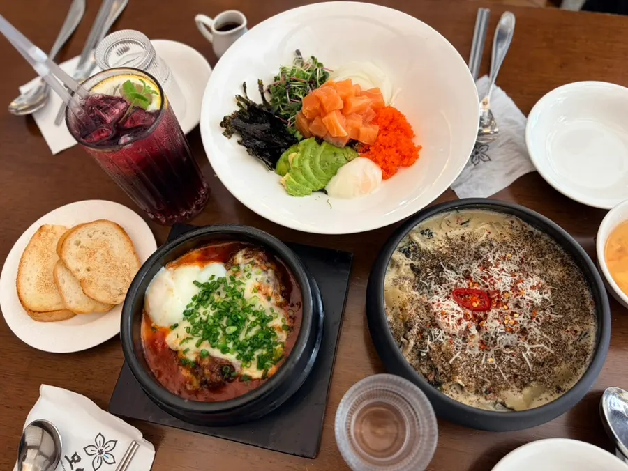 Tiga menu yang diorder disusun di atas meja