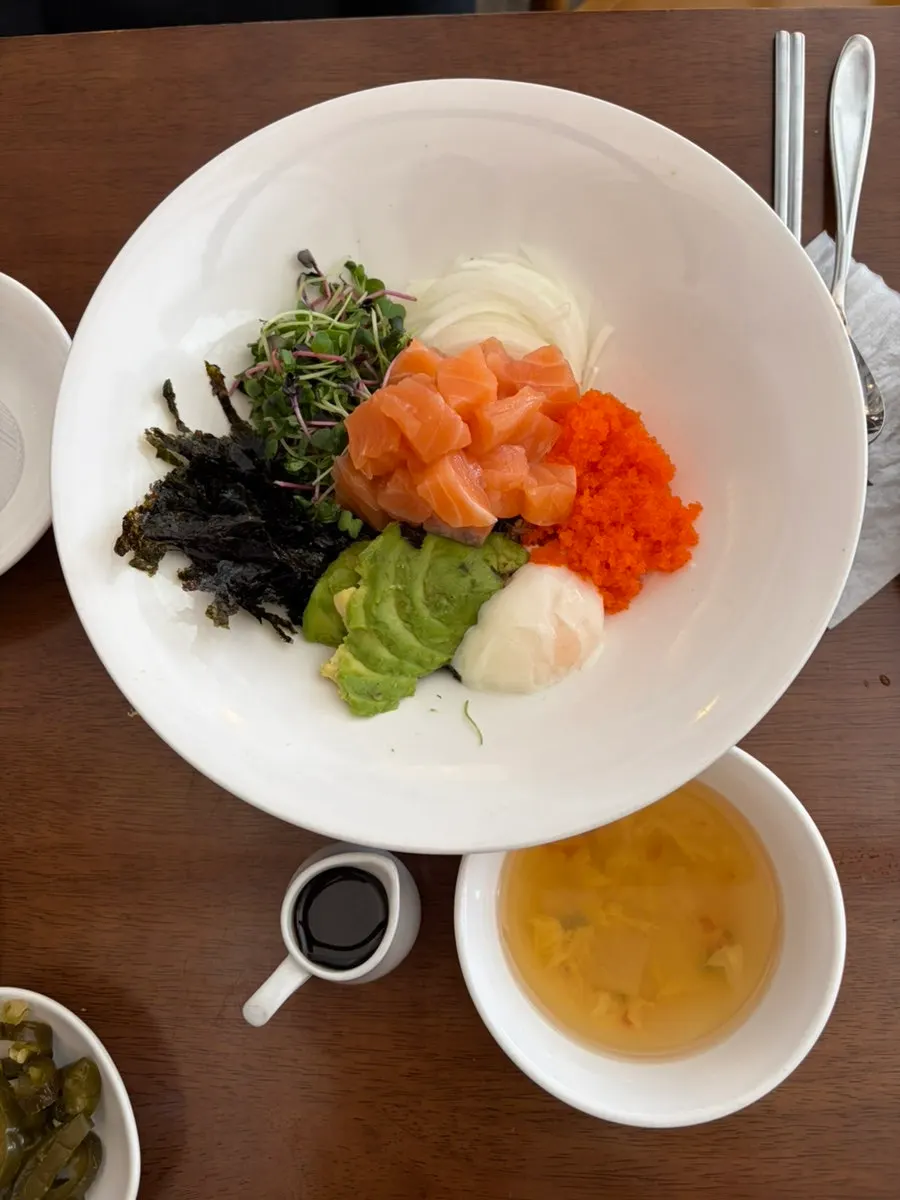 Semangkuk salmon avocado bowl