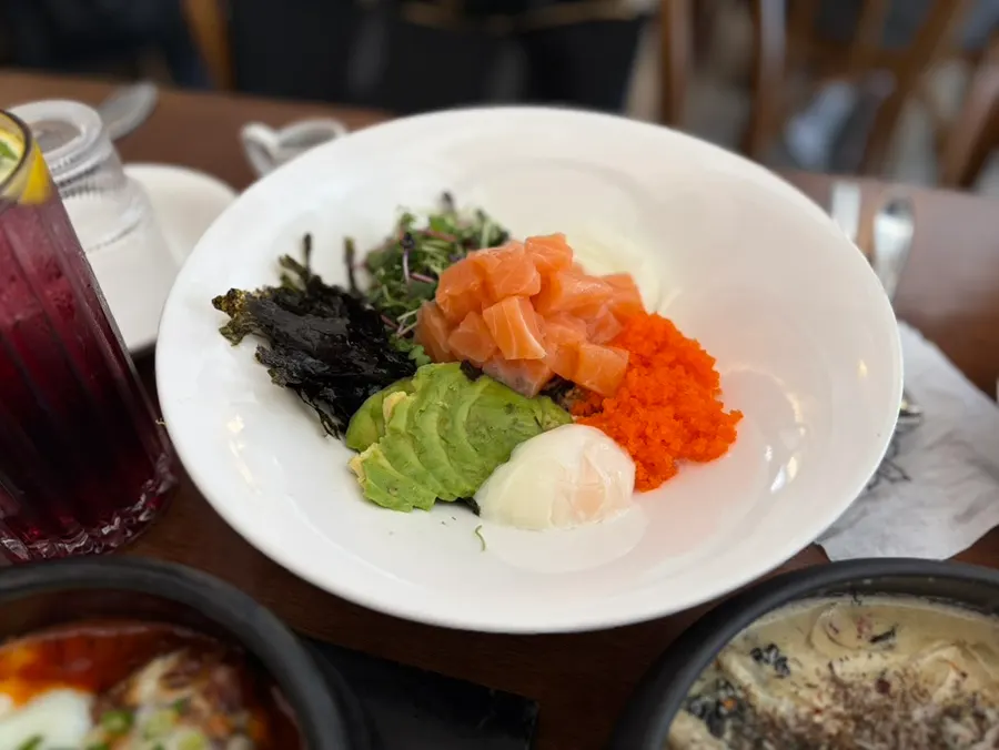 Salmon avocado bowl dengan sos soya dituang