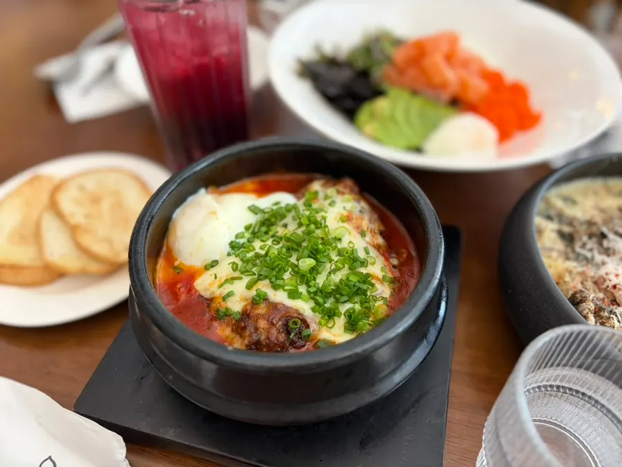 Tteokgalbi sos tomato dengan telur poach dan roti