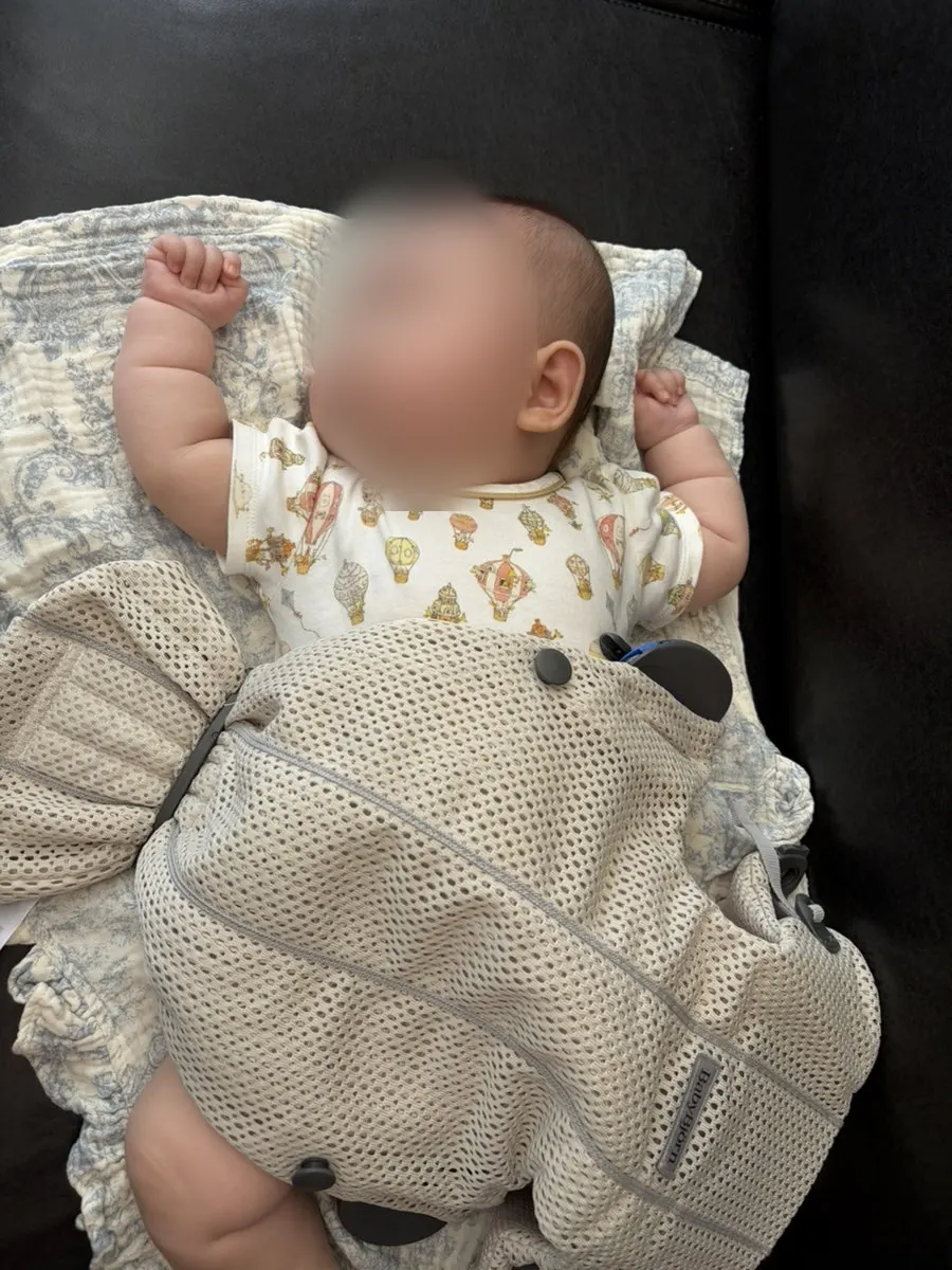 Meja bersama bayi