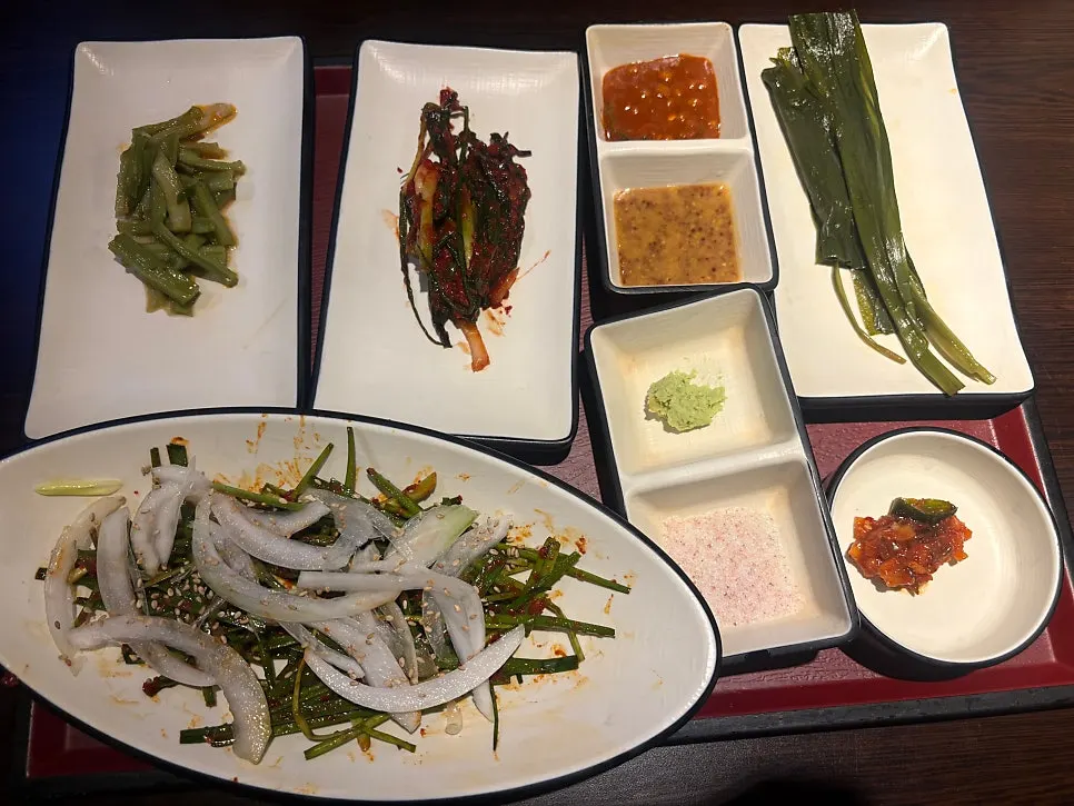 정갈하게 차려진 기본찬 한상