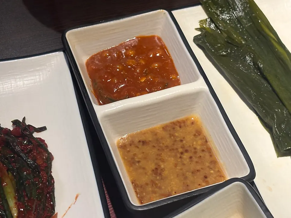 명이나물과 기본 곁들임