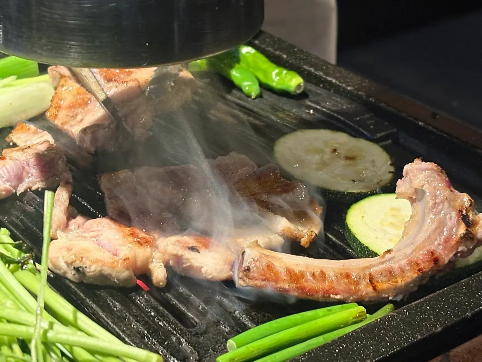 숯불화로에서 굽는 갈비삼겹