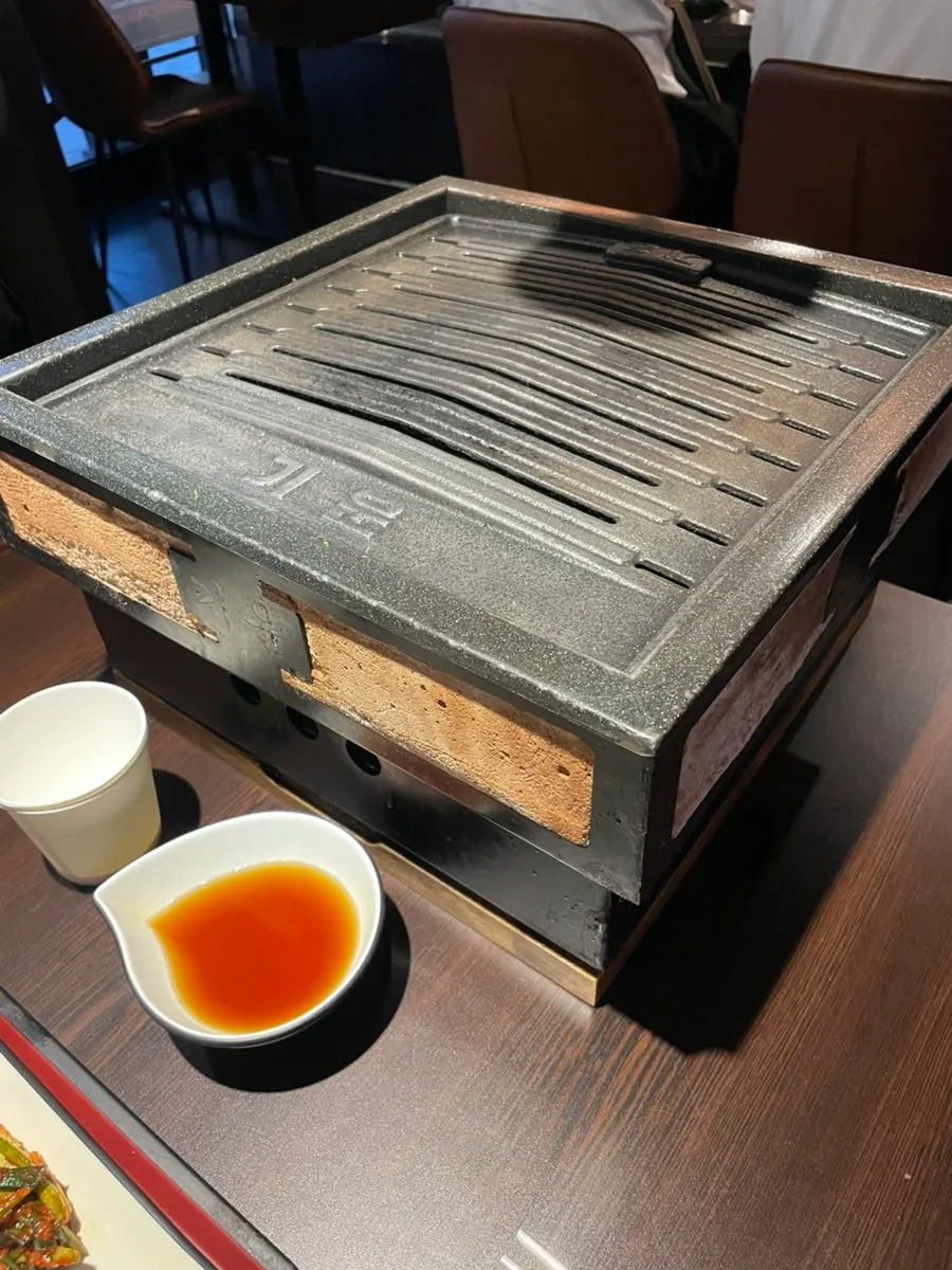황토 화로에 들어간 숯불과 무쇠 불판