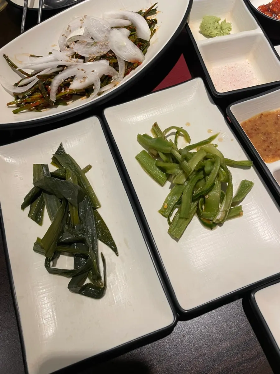 명이나물 궁채장아찌 등 밑반찬 세팅