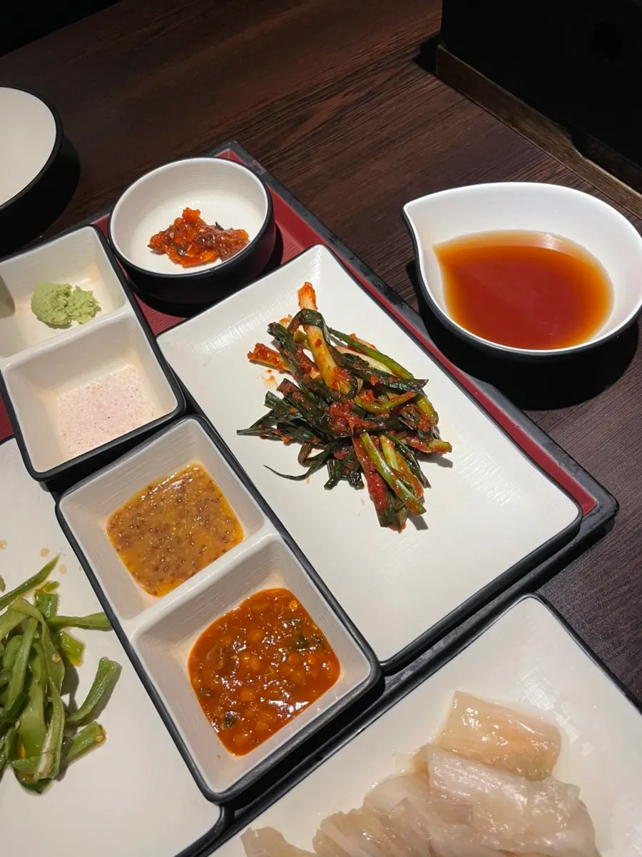 핑크솔트와 소스류가 놓인 테이블