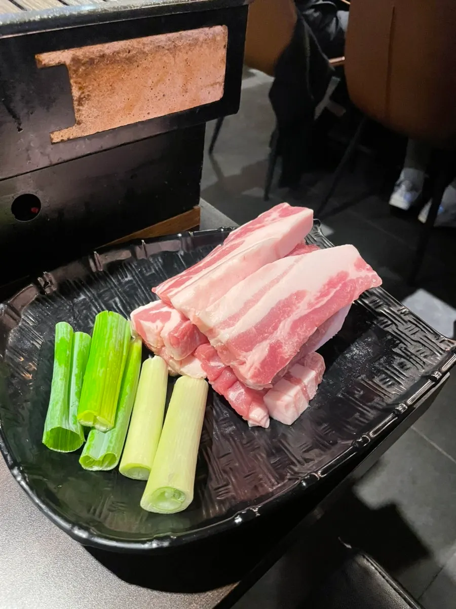 접시에 담긴 생 갈비삼겹
