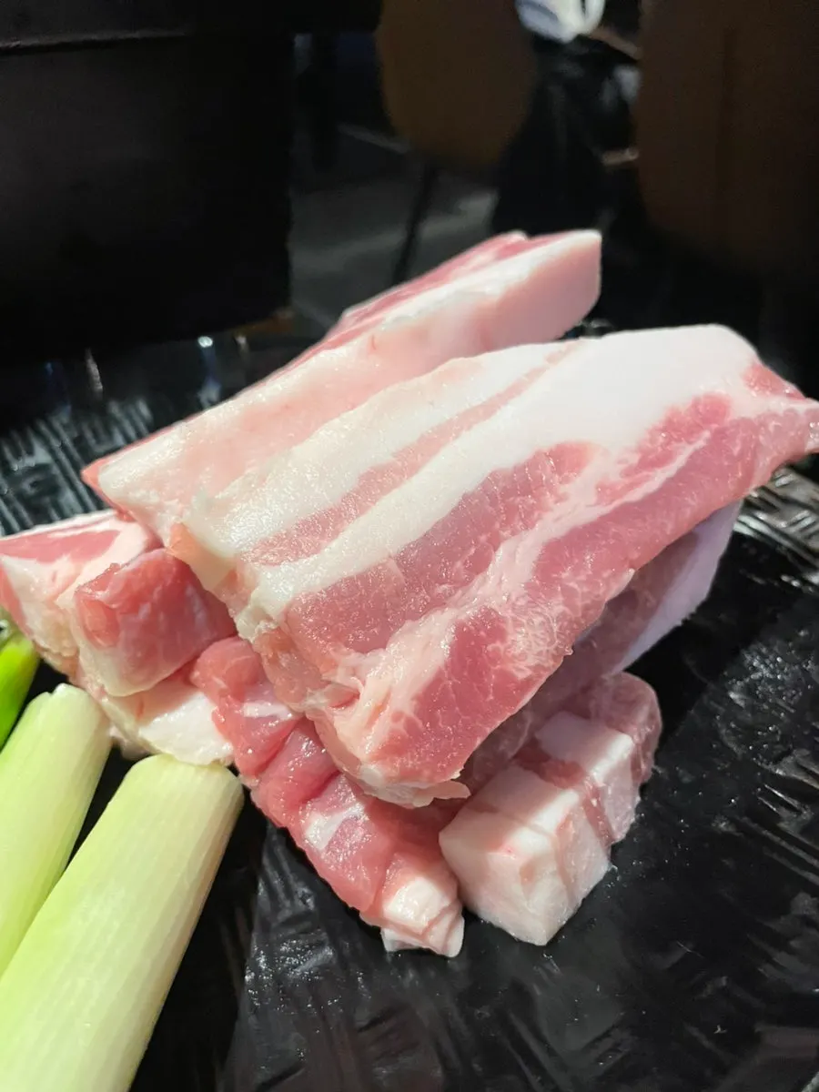 지방 비율이 보이는 갈비삼겹 단품