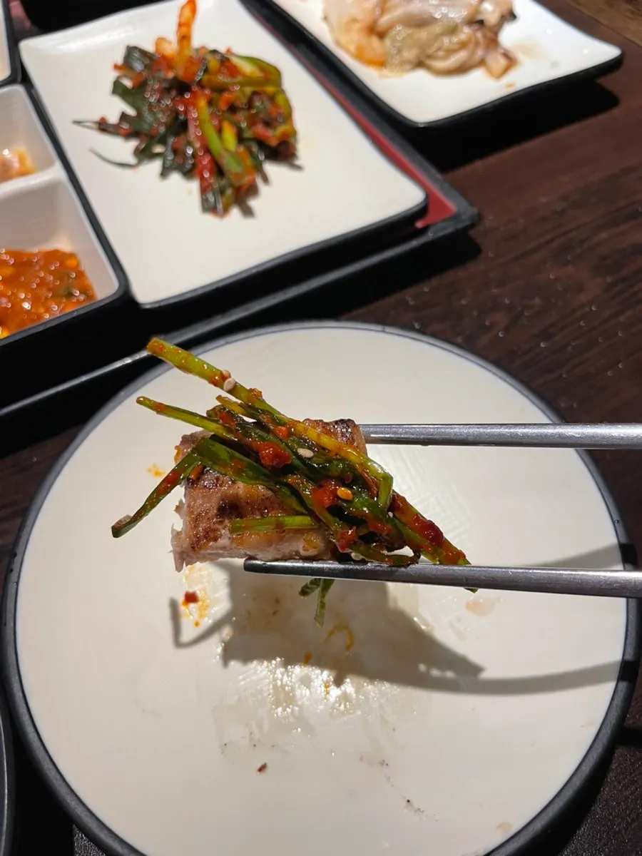핑크솔트에 찍은 갈비삼겹 한 점