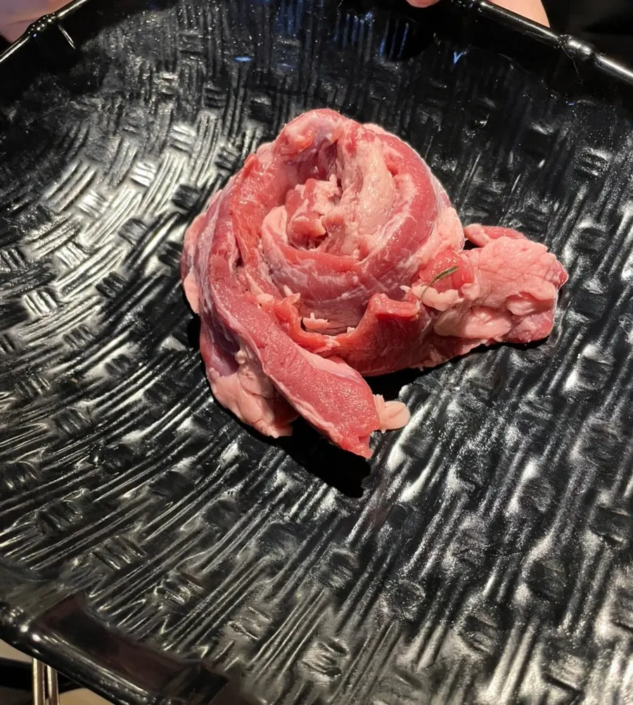 구운 파를 올린 고기 조합