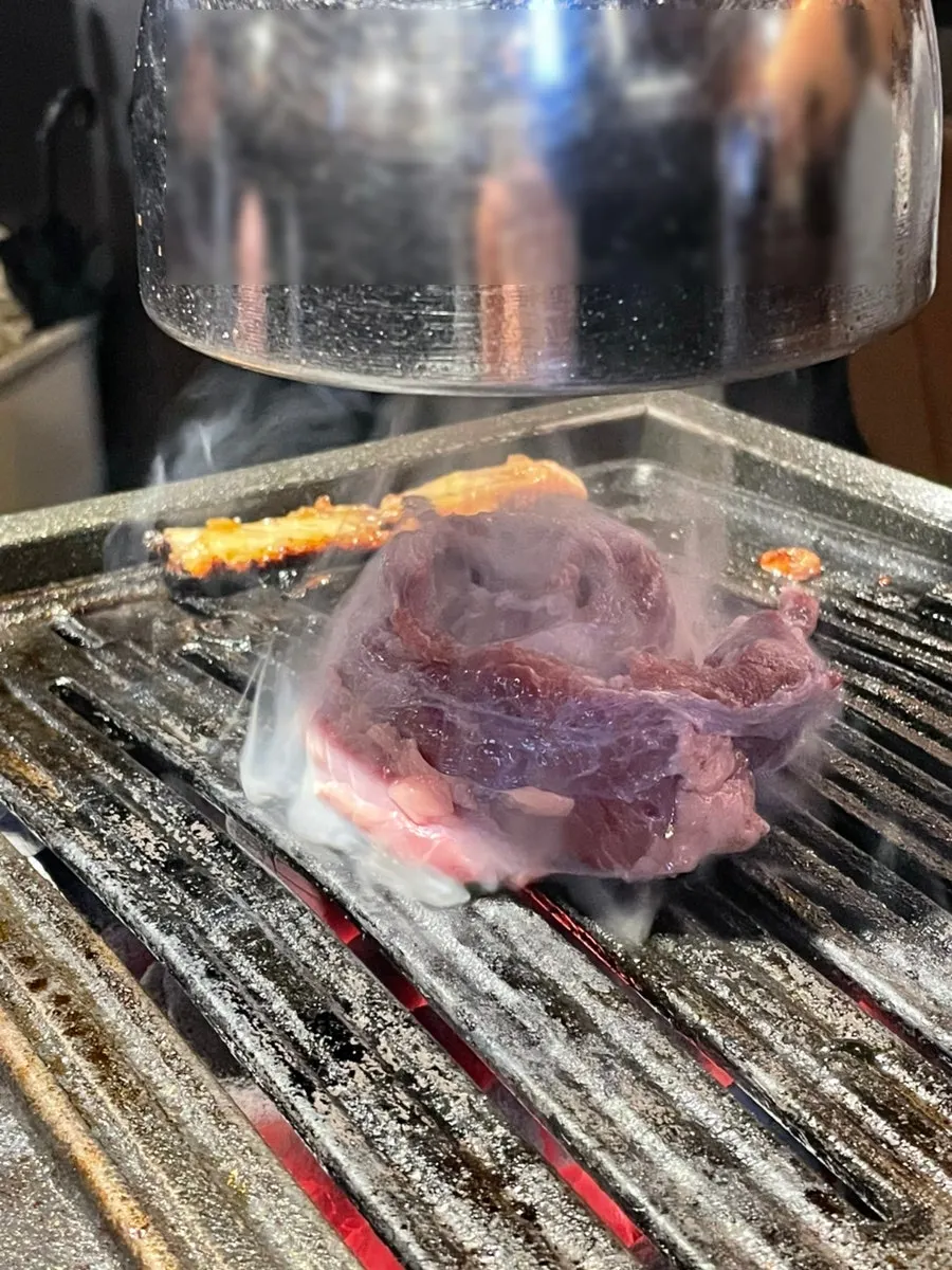장아찌를 곁들인 갈비삼겹
