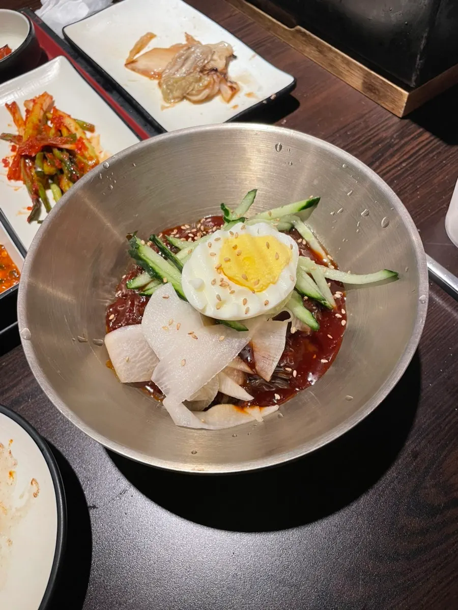 마무리로 주문한 비빔냉면과 공깃밥