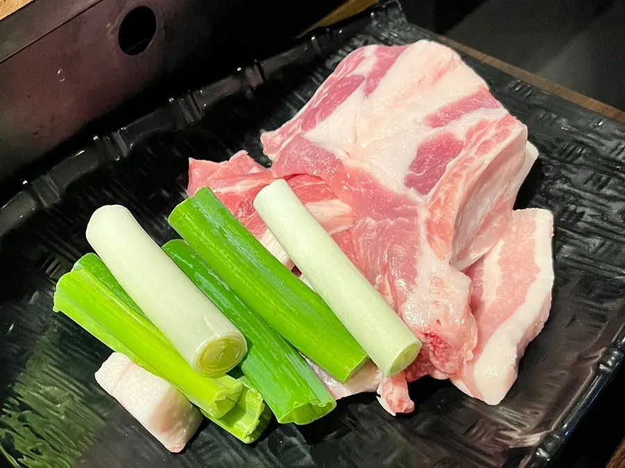 Cross-section of bone-in galbi samgyeopsal