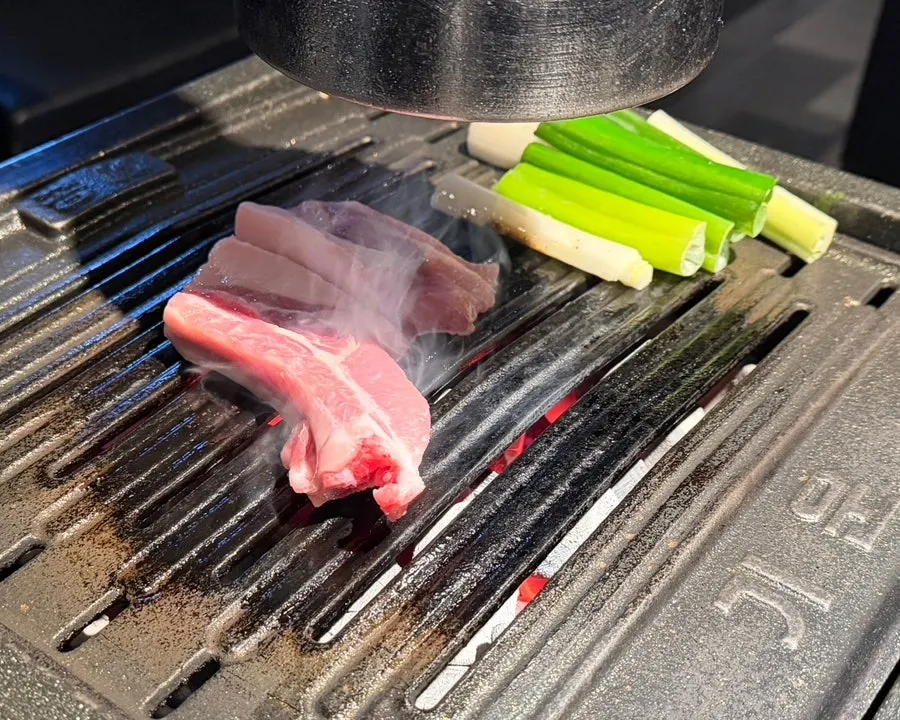 Galbi samgyeopsal browning on the surface