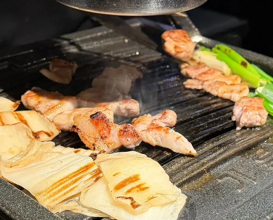 Baek-kimchi grilling alongside galbi samgyeopsal