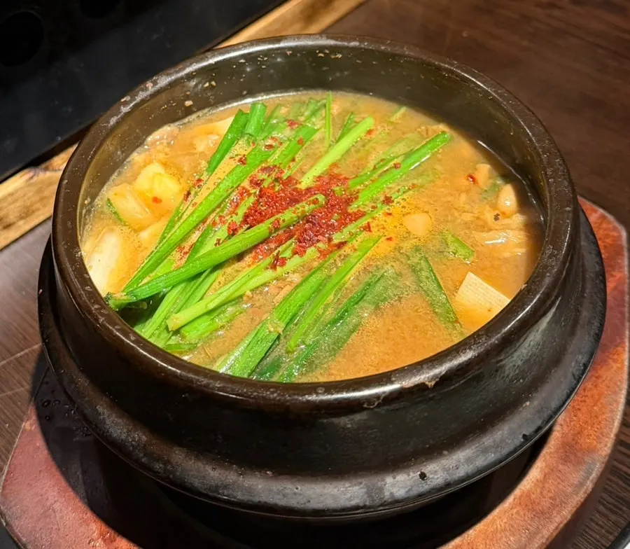 Galbi samgyeopsal combined with wasabi and grilled baek-kimchi