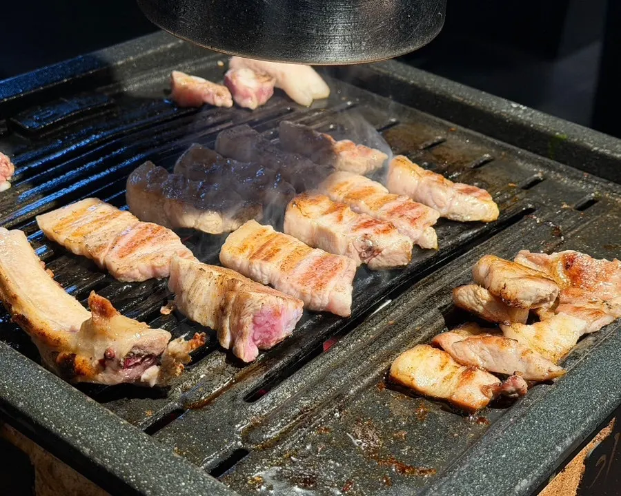 Galbi samgyeopsal grilled just right until the very end