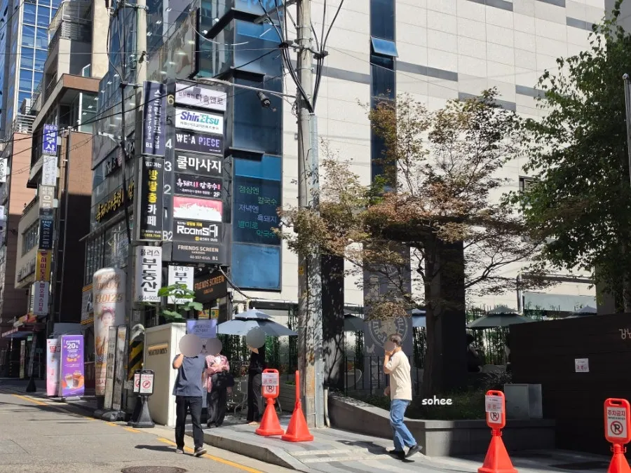 Visiting Selected Nicks, a large café near Gangnam Station