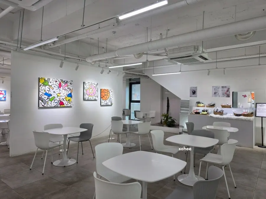 Café with a rooftop and seats on every floor