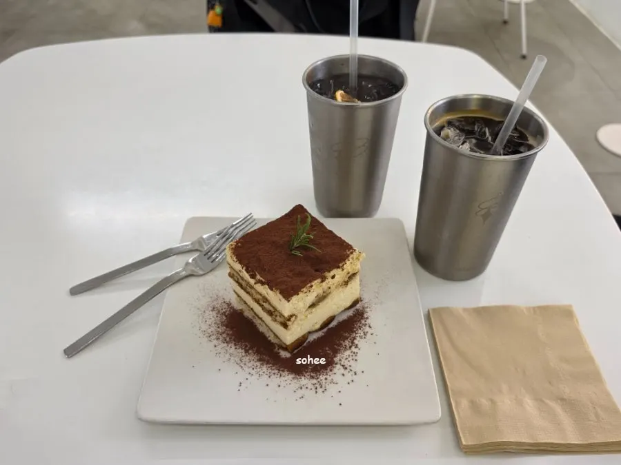 Café displaying pop-art works