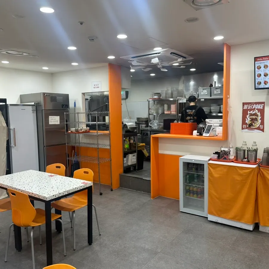 Dine-in seating at Ola Poke Gangnam
