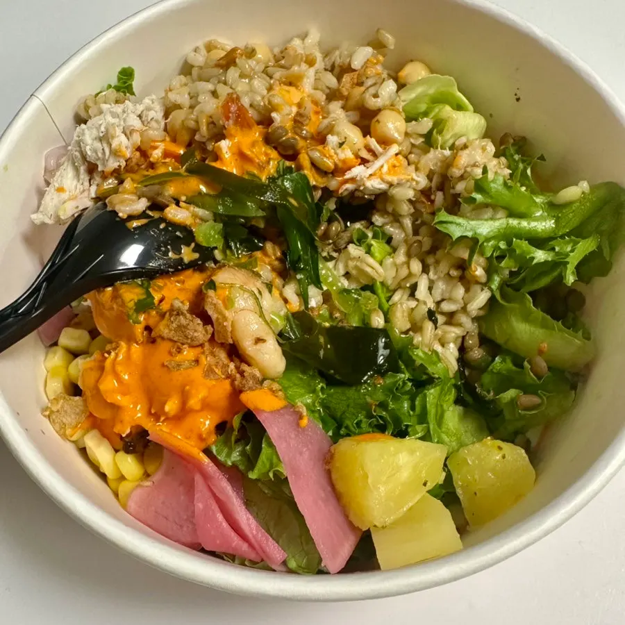 Mixing poke after adding sauce