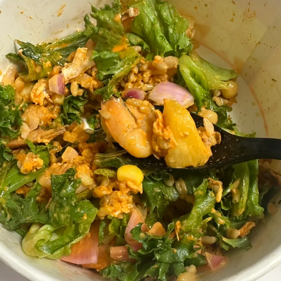 Poke with pineapple and vegetables