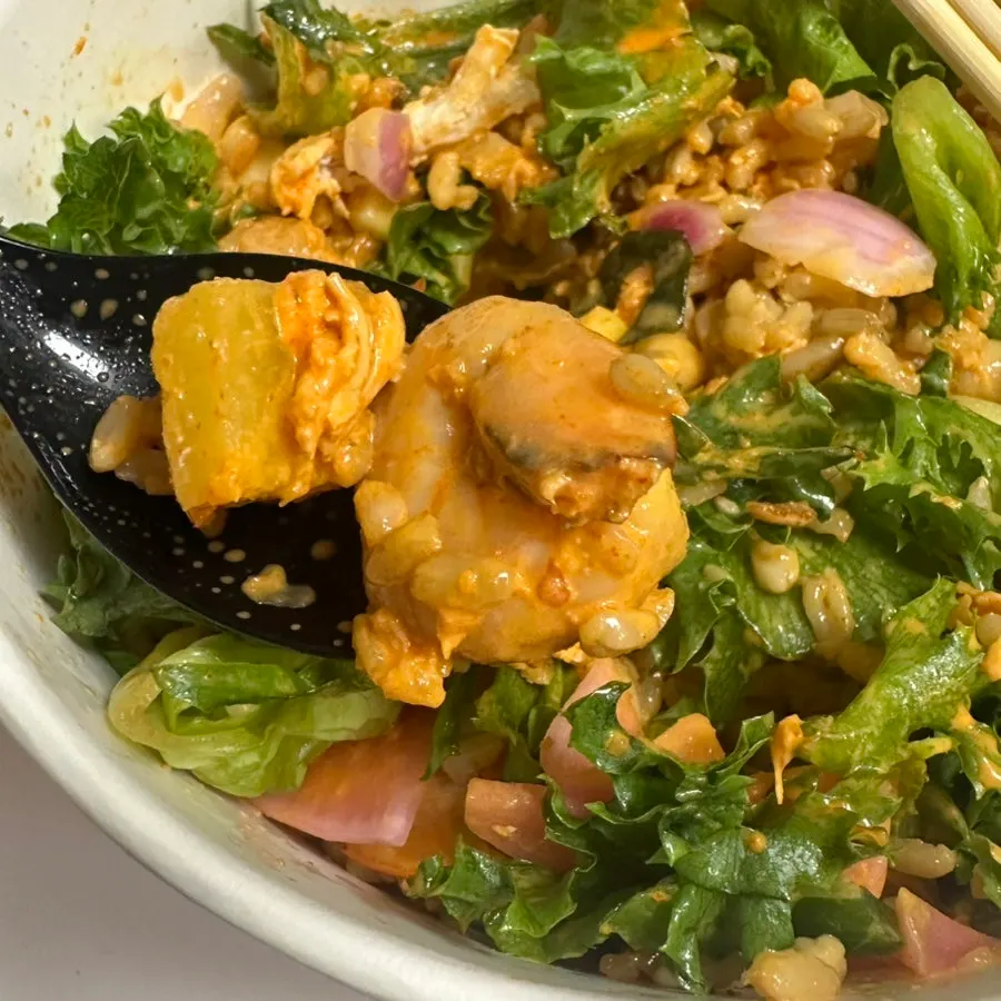 Poke with vegetables and toppings