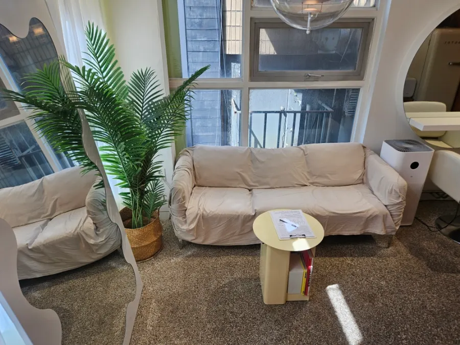 Cozy atmosphere inside Super Waxing Gangnam