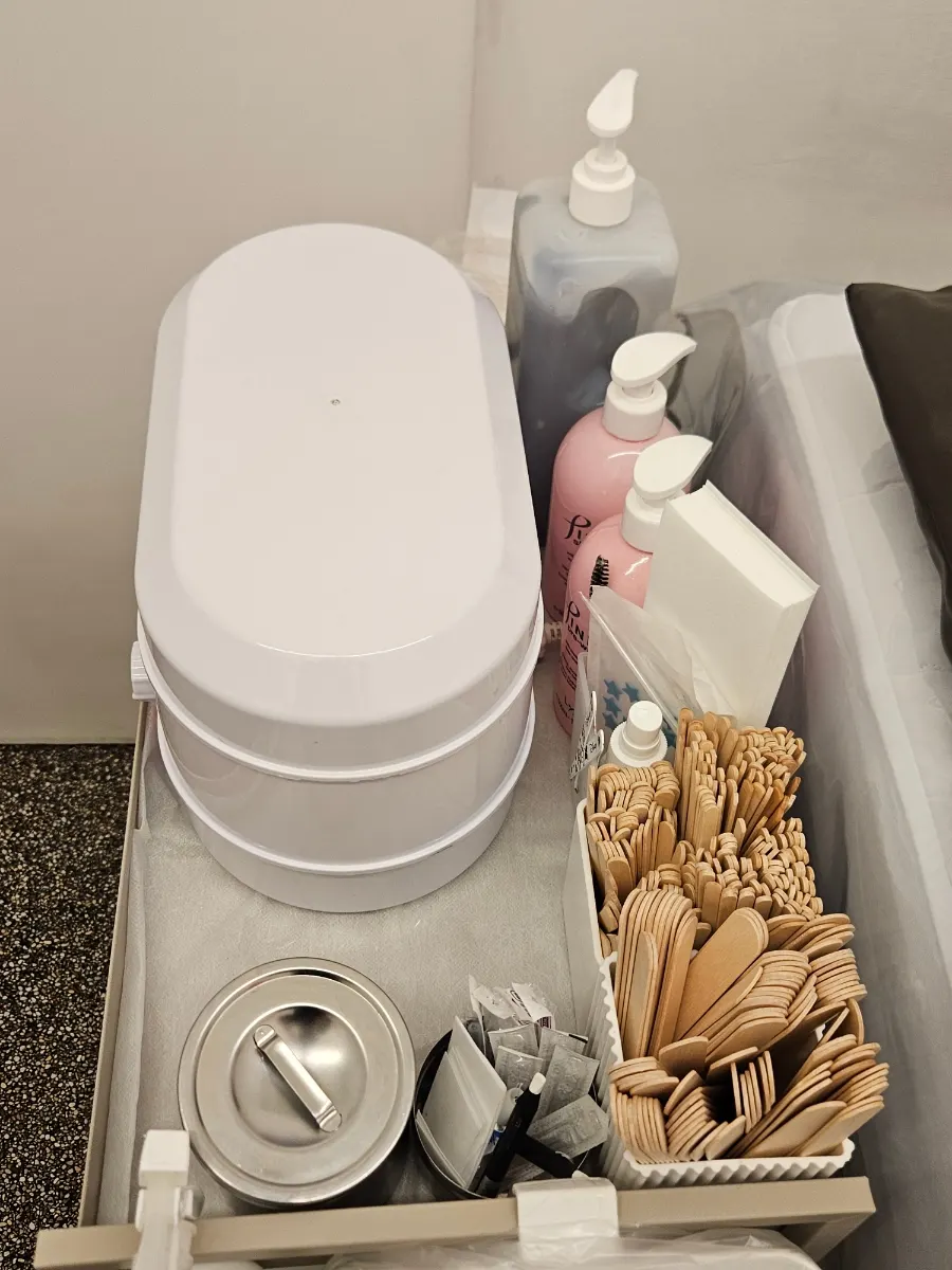 Hygienically arranged waxing tool cart