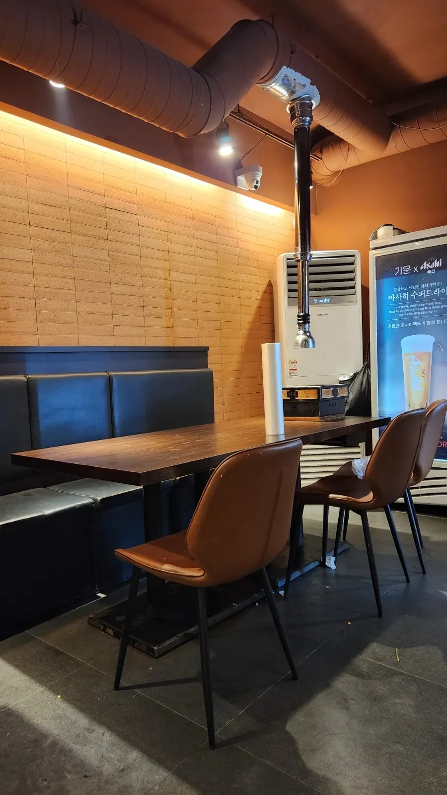골목에 위치한 기운 강남역 본점 외관