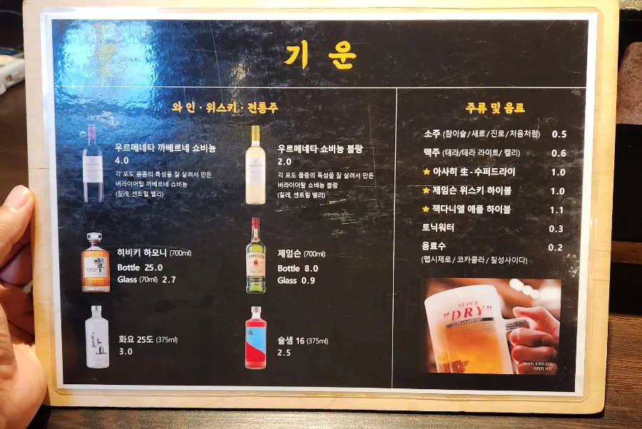 테이블 간격이 넉넉한 매장 식사 공간