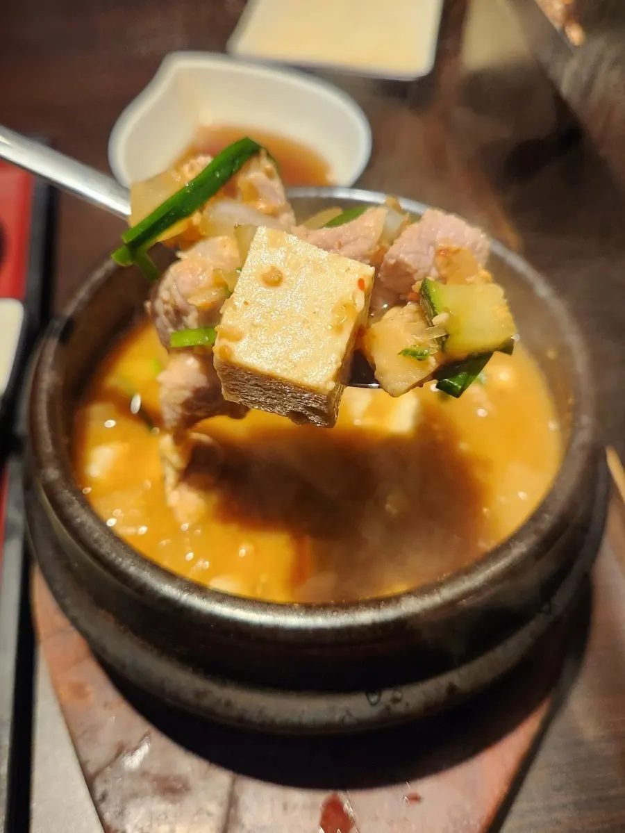 다양한 반찬과 함께 먹는 숯불 돼지고기