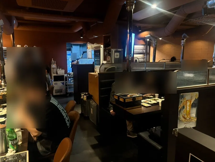 손님으로 찬 매장 내부 사진