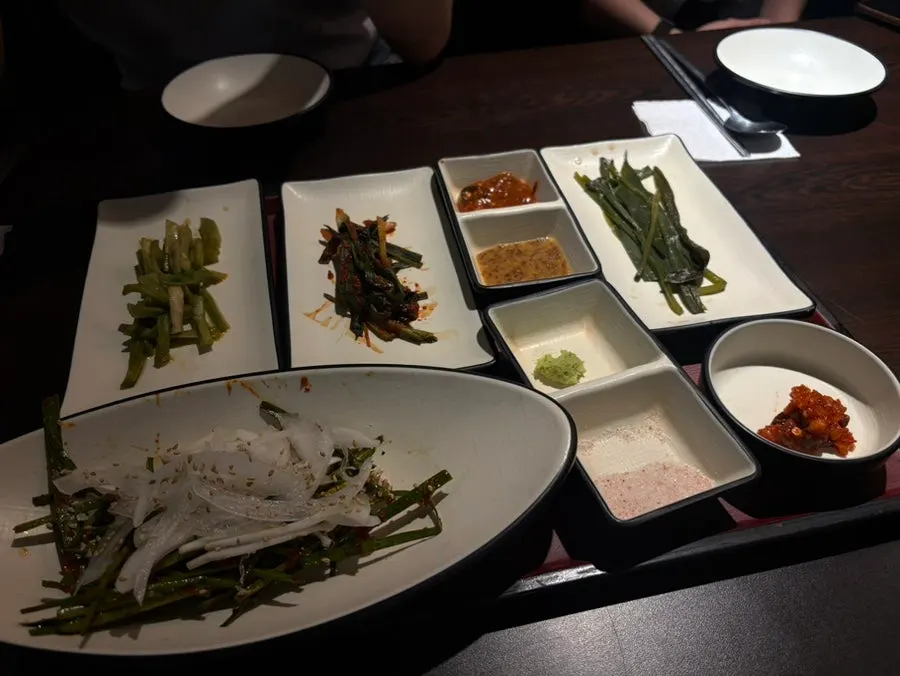 숯불 화로와 곁들임 반찬 사진