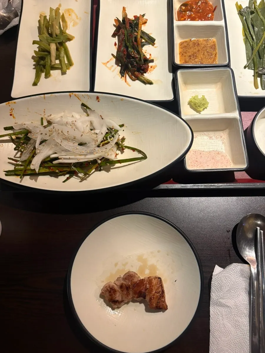 구운 고기를 앞접시에 담는 사진