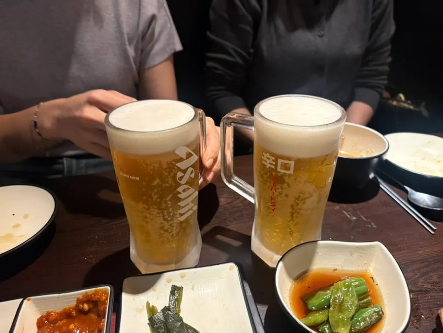 회식 자리의 술과 안주 사진