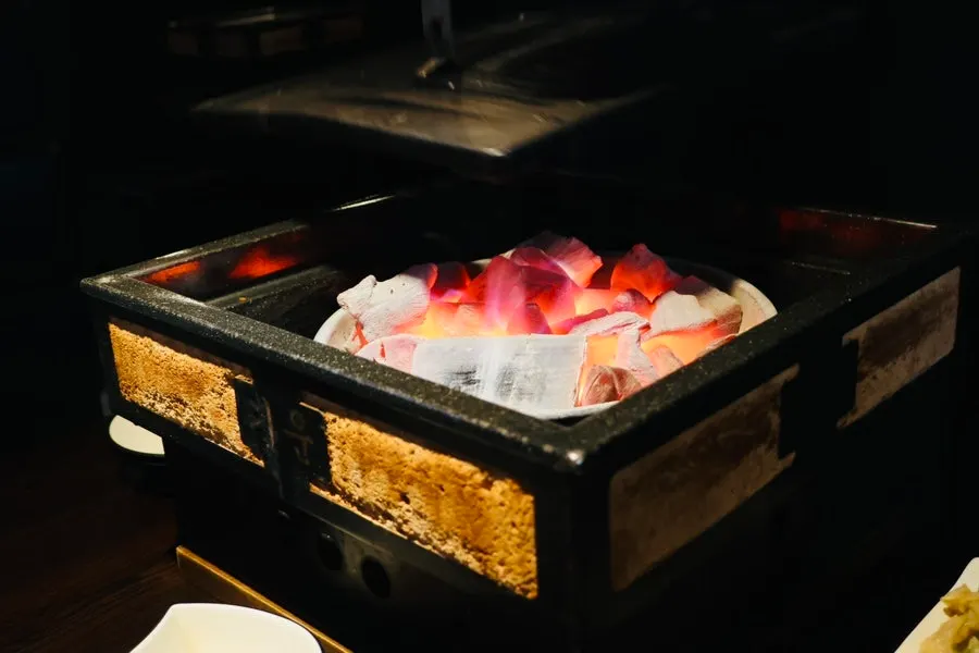 화로에 올린 비장탄 숯불의 열기