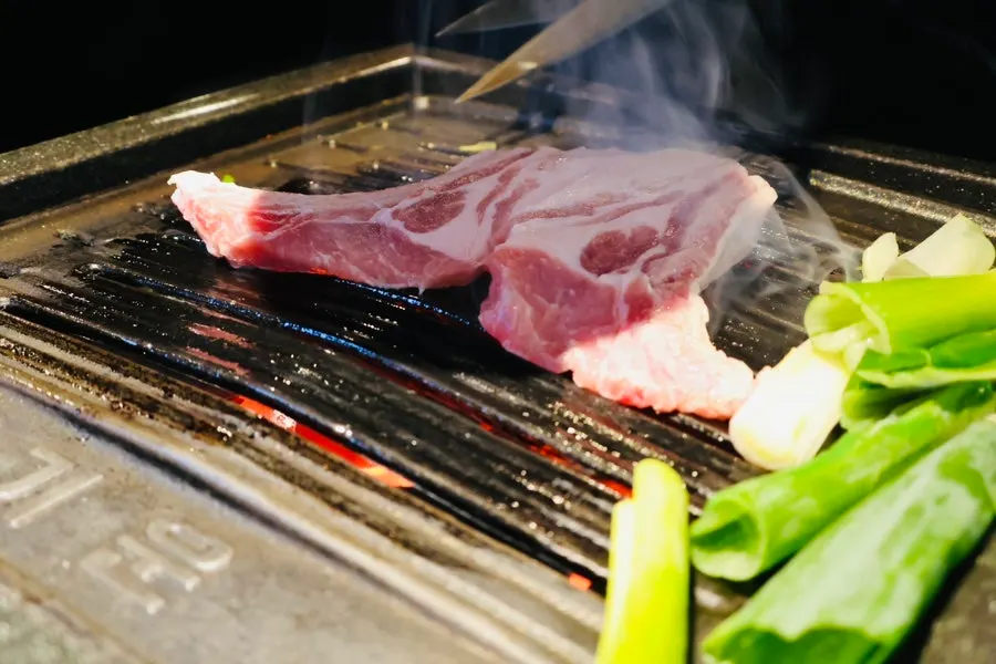 숯불 불판 위에서 익어가는 갈비삼겹