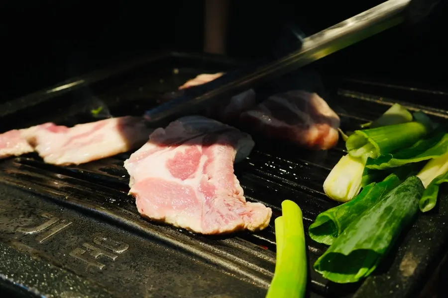 뼈와 함께 숙성한 갈비삼겹과 늑간살