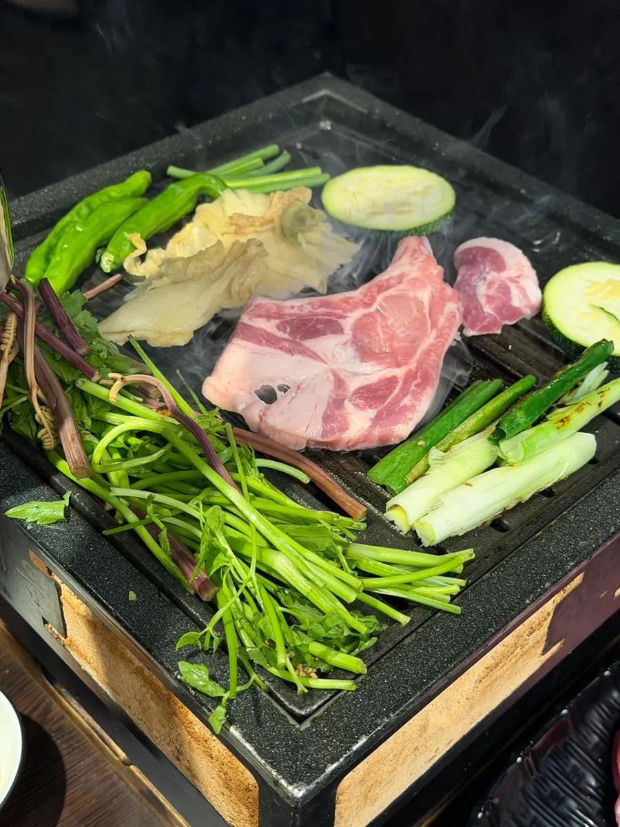 Raw meat and vegetable platter from the Donggiun set