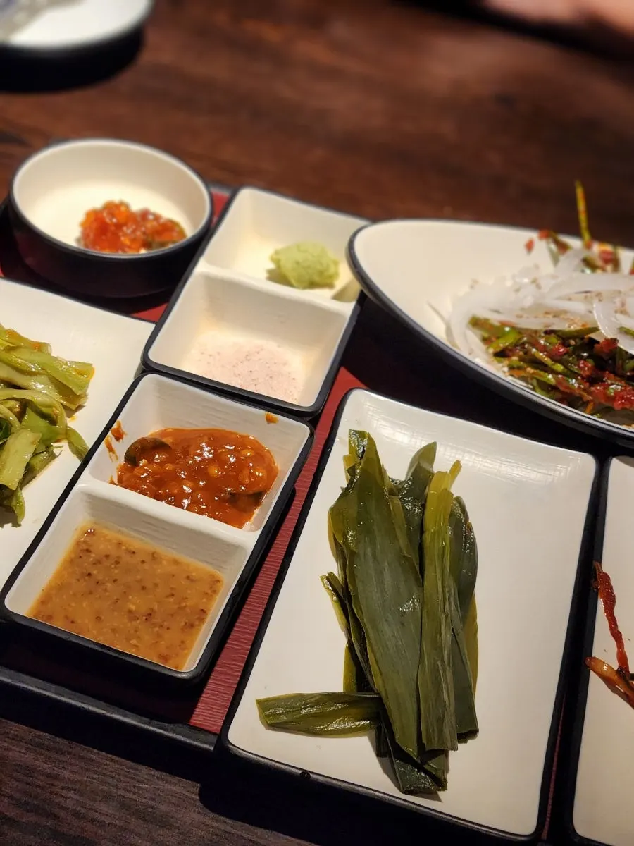 Special sauce and eating guide placed on the table