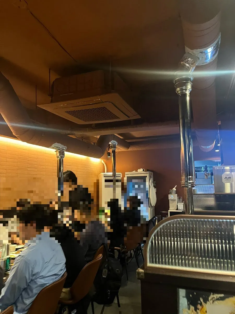 ガラス張りインテリアのギウン江南駅本店外観